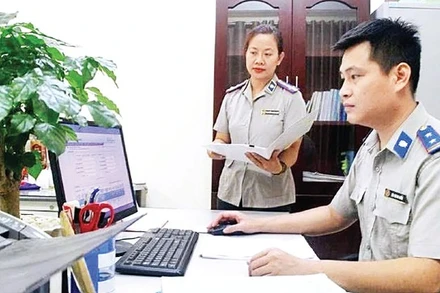 Các chấp hành viên ứng dụng công nghệ, nâng cao chất lượng công tác thi hành án dân sự.