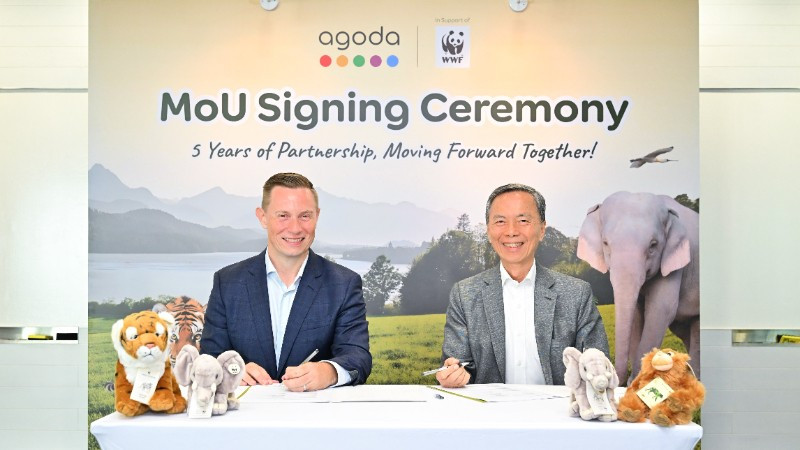 Ông Andrew Smith, Phó Chủ tịch Cấp cao phụ trách Cung ứng của Agoda và ông Hsieh Fu Hua, Chủ tịch WWF Singapore, tại lễ ra mắt Chương trình Eco Deals và cùng ký kết Biên bản Ghi nhớ (MOU) thỏa thuận hợp tác 5 năm tiếp theo.