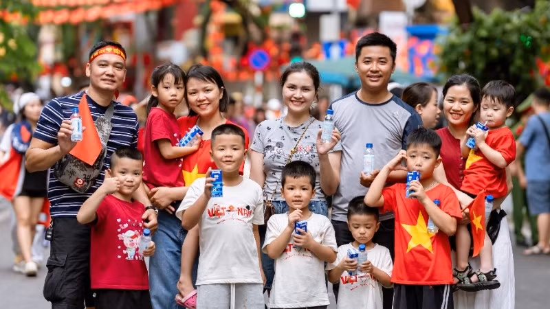 Mỗi góc phố như được khoác lên tấm áo mới, lấp lánh sắc màu của niềm tự hào, khiến bất cứ ai đặt chân đến cũng cảm nhận được nhịp đập hừng hực của một thành phố không ngủ, đang hòa cùng nhịp thở của toàn dân tộc trong ngày hội lớn của đất nước. (Ảnh: Vi Nam)