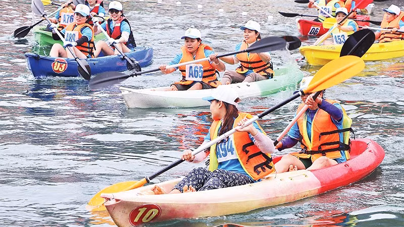 Du khách trải nghiệm chèo Kayak khi đến Ðà Bắc. (Ảnh minh họa: ĐÀO HẢO)