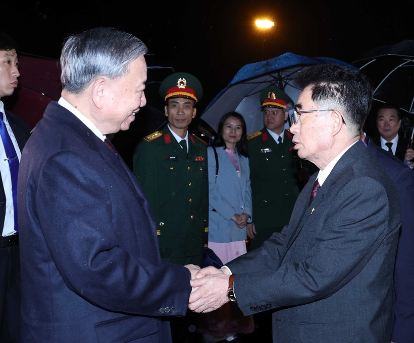 Các lãnh đạo Triều Tiên tiễn Tổng Bí thư Tô Lâm tại Sân bay quốc tế Bình Nhưỡng. (Ảnh: TTXVN)