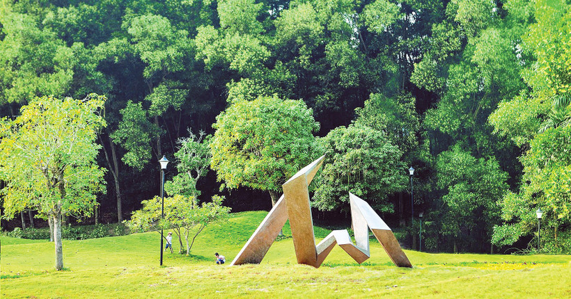 Phạm Bảo Sơn, Bình, thép không gỉ, 210x320x160cm, 570kg, 2015, tại Bảo tàng Nghệ thuật đương đại Flamingo. (Ảnh: FCAM)