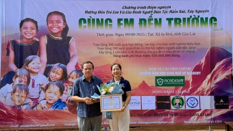 Ông Đậu Sỹ Quốc, Uỷ viên BTV Đảng ủy, Phó Chủ tịch UBND xã Ia Hrú, tỉnh Gia Lai, tặng giấy khen cho cô Đinh Thị Hồng Diệp, Hiệu trưởng Trường mầm non song ngữ GP Academy.