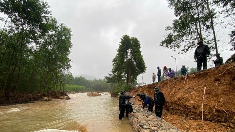 Các lực lượng khắc phục sạt lở bờ kè tại xã Hưng Lộc, thành phố Huế. (Ảnh: HOÀNG OANH)