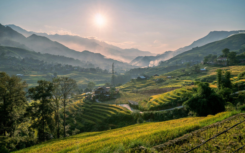 Sa Pa nổi tiếng với những thửa ruộng bậc thang tuyệt đẹp và các bản làng dân tộc đậm nét văn hóa đặc trưng. (Ảnh: Unsplash-Denis Sobnako)