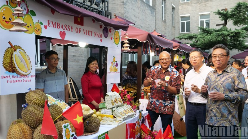 Đại sứ Phạm Thanh Bình và Tổng Thư ký Trung tâm ASEAN-Trung Quốc Sử Trung Tuấn thăm gian hàng Việt Nam.