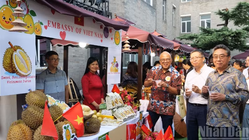 Đại sứ Phạm Thanh Bình và Tổng Thư ký Trung tâm ASEAN-Trung Quốc Sử Trung Tuấn thăm gian hàng Việt Nam.