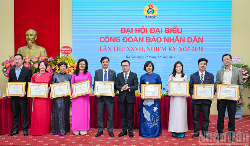 Đồng chí Lê Quốc Minh, trao Bằng khen tặng những cá nhân có thành tích xuất sắc trong hoạt động công đoàn tại Báo Nhân Dân.