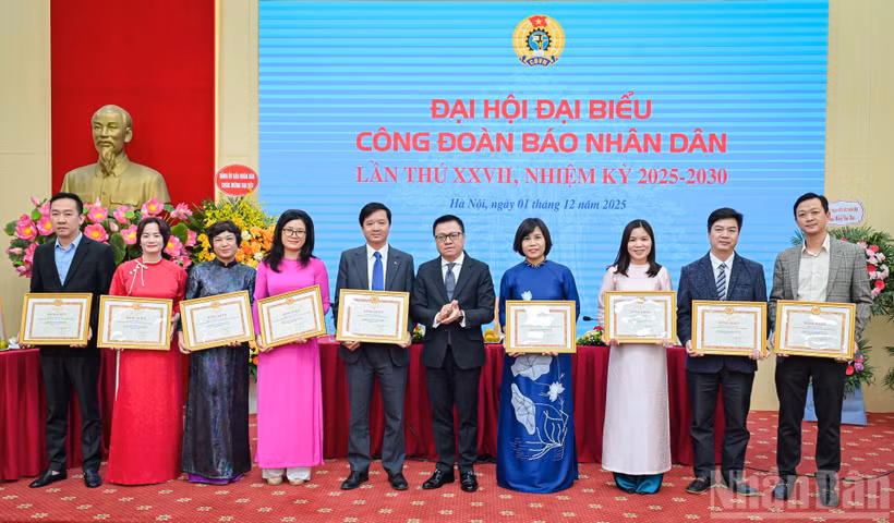 Đồng chí Lê Quốc Minh, trao Bằng khen tặng những cá nhân có thành tích xuất sắc trong hoạt động công đoàn tại Báo Nhân Dân.