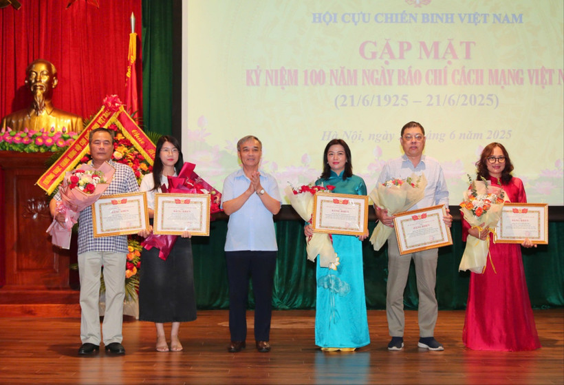Trung ương Hội Cựu chiến binh Việt Nam tặng bằng khen cho các nhà báo có thành tích tiêu biểu.