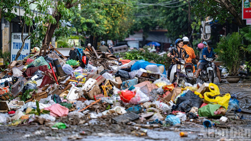 Theo ông Trần Minh Hoàng, Giám đốc Công ty cổ phần Môi trường và Đô thị Phú Yên, ngay sau khi nước rút, 400 công nhân của công ty đã làm việc liên tục, cơ bản giải quyết 6.000 tấn bùn và 1.500 tấn rác cồng kềnh.