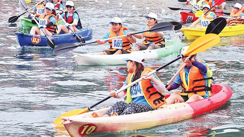 Du khách trải nghiệm chèo Kayak khi đến Ðà Bắc. (Ảnh minh họa: ĐÀO HẢO)