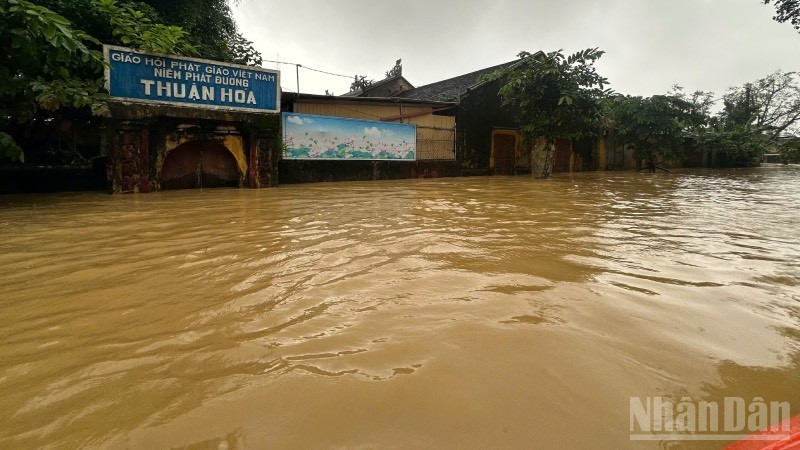 Nhiều địa phương tại thành phố Huế ngập nặng do mưa lũ. (Ảnh: QUANG TIẾN)