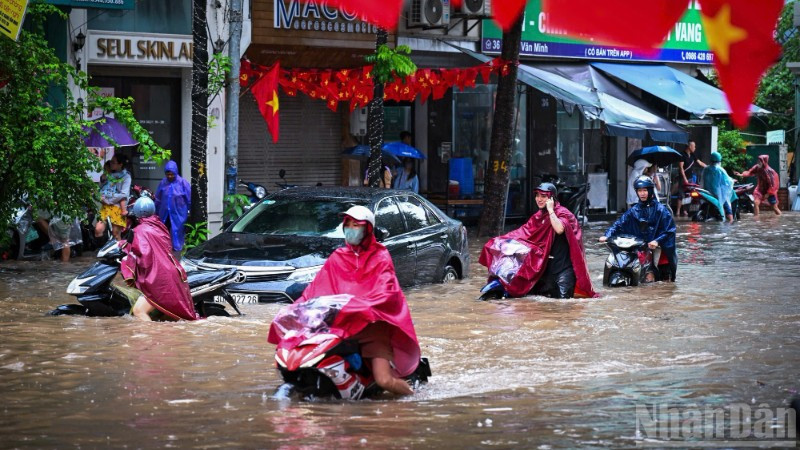 Mưa lớn gây ngập úng tại nhiều con phố trên địa bàn thành phố Hà Nội. (Ảnh: THÀNH ĐẠT)