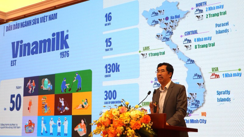 Ông Nguyễn Quốc Khánh, Giám đốc Điều hành Nghiên cứu và Phát triển Vinamilk, trình bày việc ứng dụng công nghệ định danh và truy xuất nguồn gốc cho sản phẩm Vinamilk. (Ảnh: Vi Nam)