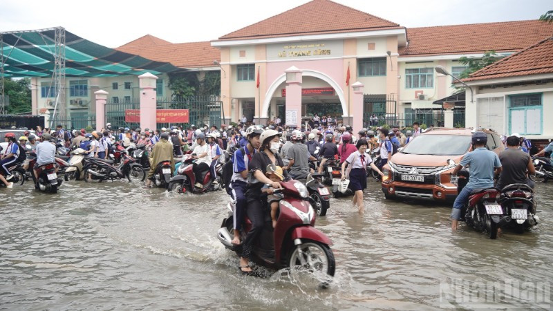 Triều cường làm nhiều tuyến đường tại Thành phố Hồ Chí Minh bị ngập sâu.