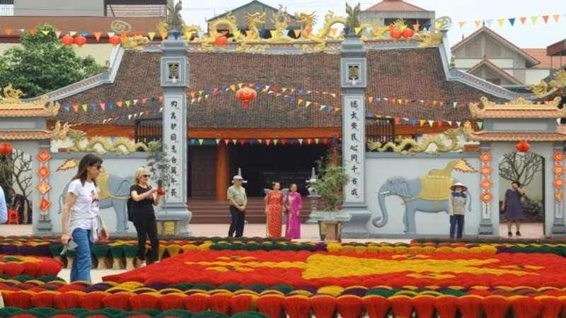 Khách du lịch đến thăm làng hương Quảng Phú Cầu, huyện Ứng Hòa, Hà Nội. (Ảnh: GIANG NAM)