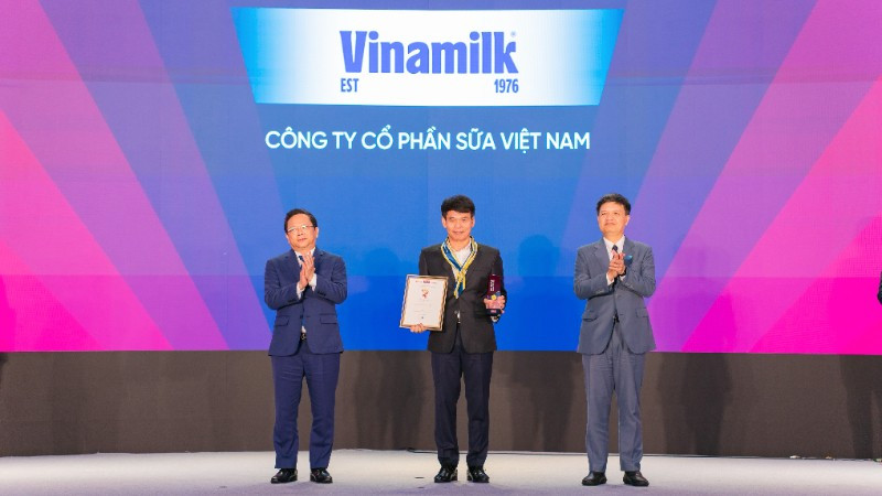 Ông Phạm Tuyên, Giám đốc Chi nhánh Vinamilk Hà Nội nhận vinh danh Top 10 Thương hiệu mạnh Việt Nam 2025.