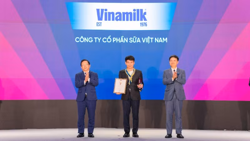Ông Phạm Tuyên, Giám đốc Chi nhánh Vinamilk Hà Nội nhận vinh danh Top 10 Thương hiệu mạnh Việt Nam 2025.