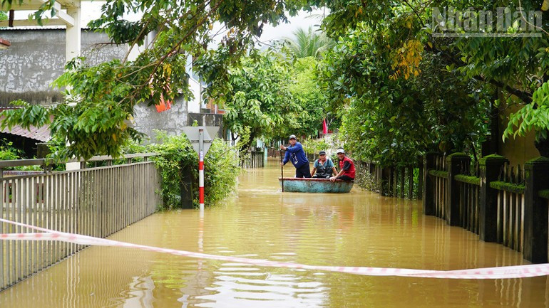 Mưa lớn khiến nhiều khu vực tại thành phố Đà Nẵng ngập nặng. (Ảnh: THANH TÂM)