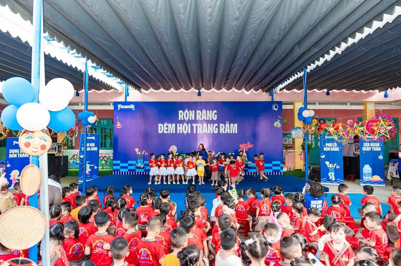 Tại Đà Nẵng, một mùa trung thu thật đặc biệt đã đến với các em nhỏ Trường mẫu giáo Tiên Lãnh, xã Lãnh Ngọc, mang theo hàng nghìn sản phẩm dinh dưỡng, hàng nghìn bộ dụng cụ học tập, cùng nhiều quà bánh, những khúc ca rộn ràng và vô vàn tình yêu thương từ Vinamilk và Quỹ sữa Vươn cao Việt Nam.