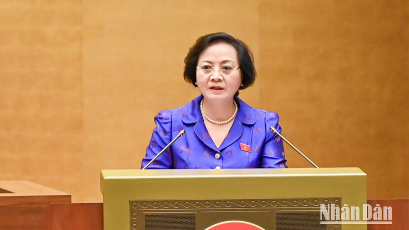 Bộ trưởng Nội vụ Phạm Thị Thanh Trà trình bày Tờ trình về việc sắp xếp đơn vị hành chính cấp tỉnh năm 2025. (Ảnh: DUY LINH)