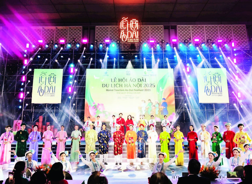 Giới thiệu vẻ đẹp áo dài Việt Nam tại lễ hội.
