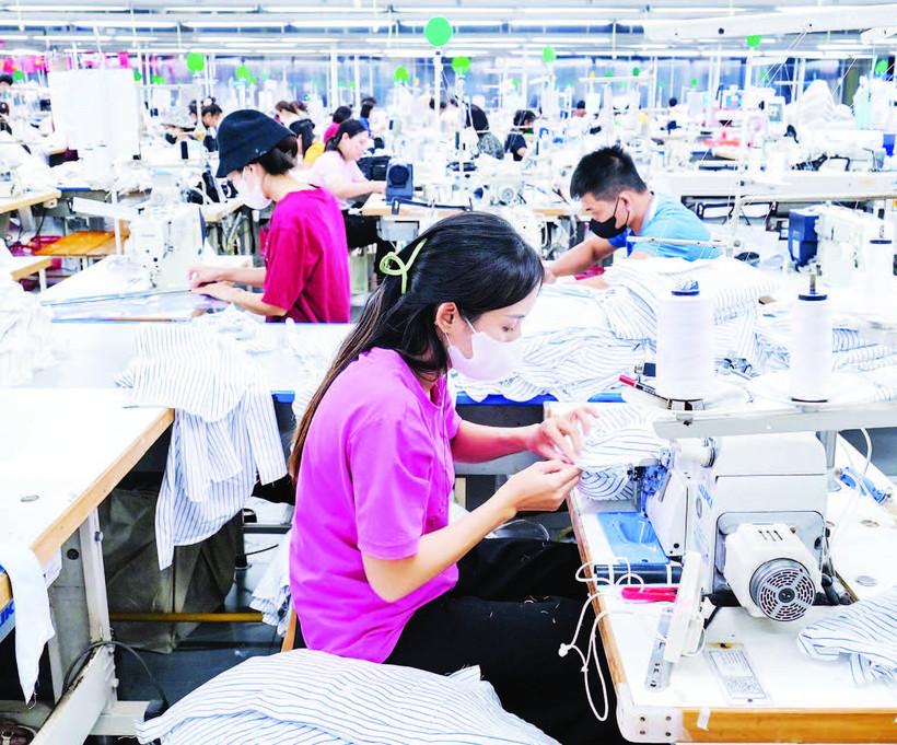 Công nhân Công ty trách nhiệm hữu hạn Pearl Global Việt Nam (Bắc Ninh) sản xuất ở nhà máy.