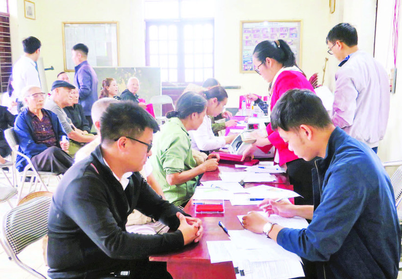 Các hộ dân xã Kiến Hải nhận tiền đền bù giải phóng mặt bằng phục vụ thi công tuyến đường sắt Lào Cai-Hà Nội-Hải Phòng.