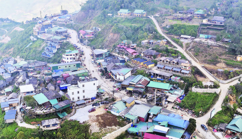 Đường giao thông tại khu trung tâm xã Tà Xùa đến các bản đã được trải nhựa và bê-tông.