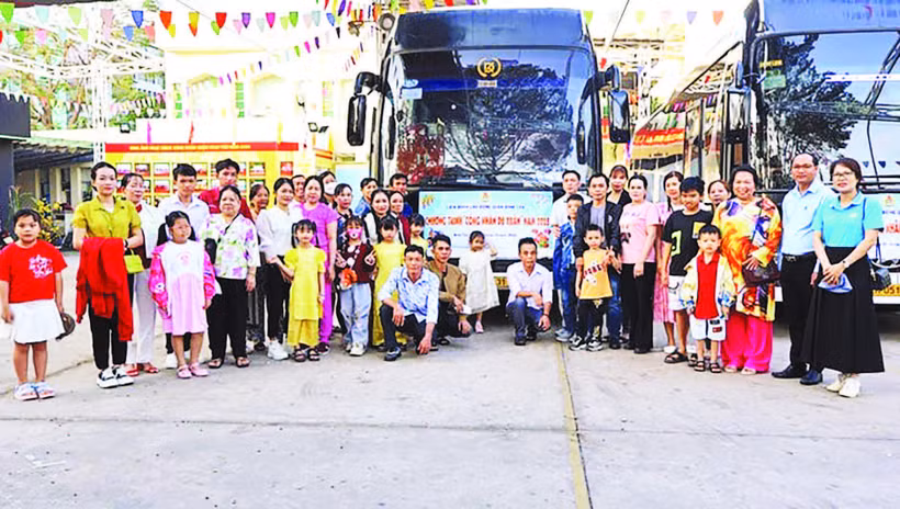 Gia đình đoàn viên khó khăn tham gia chương trình du xuân do Liên đoàn Lao động quận Bình Tân (cũ) tổ chức dịp Tết 2025. (Ảnh CAO HƯỜNG)