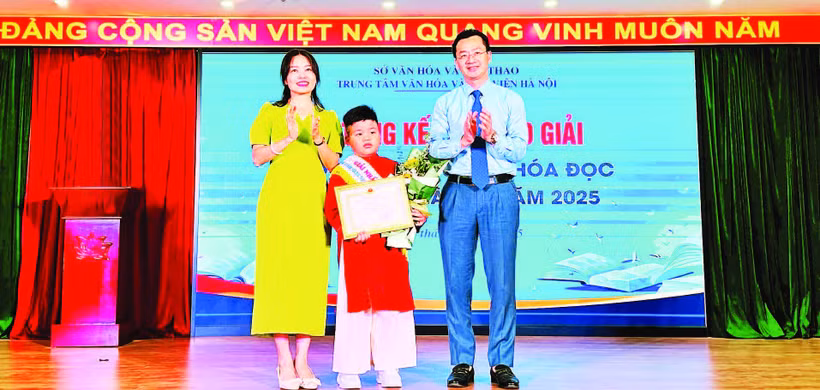 Ban tổ chức trao Giải nhất tặng em Nguyễn Quang Đăng, học sinh Trường tiểu học An Dương.