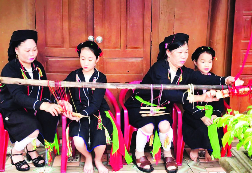 Các em nhỏ người Sán Dìu được các bà, các mẹ dạy nghề dệt, thêu thủ công trang phục truyền thống