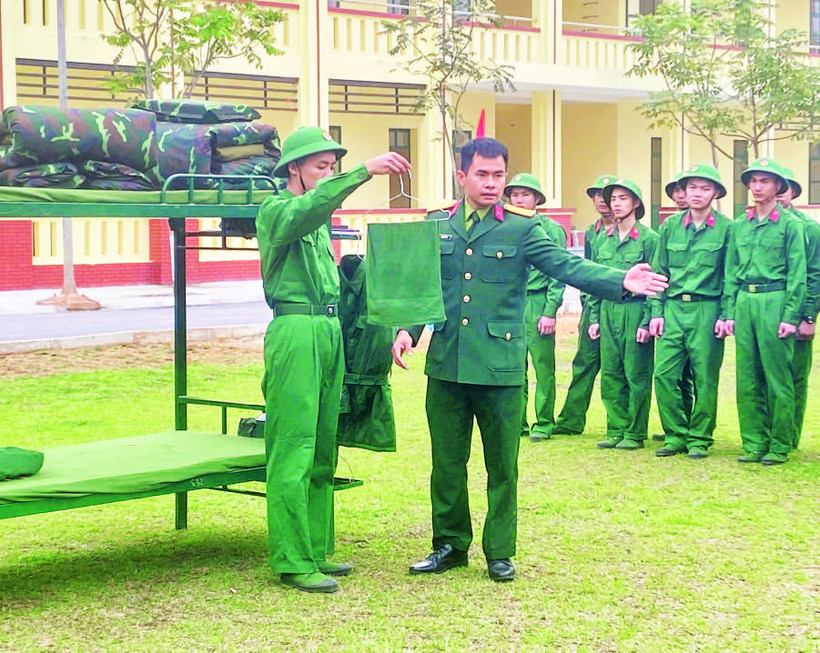 Hướng dẫn xếp đặt nội vụ vệ sinh cho chiến sĩ mới tại Đại đội 1, Tiểu đoàn 1, Trung đoàn 832. (Ảnh DUY ĐỨC)