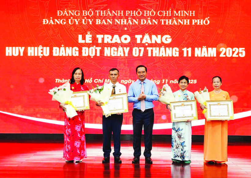 Ủy viên Trung ương Đảng, Chủ tịch Ủy ban nhân dân Thành phố Hồ Chí Minh Nguyễn Văn Được trao Huy hiệu Đảng đợt 7/11 tặng các đảng viên trên địa bàn.