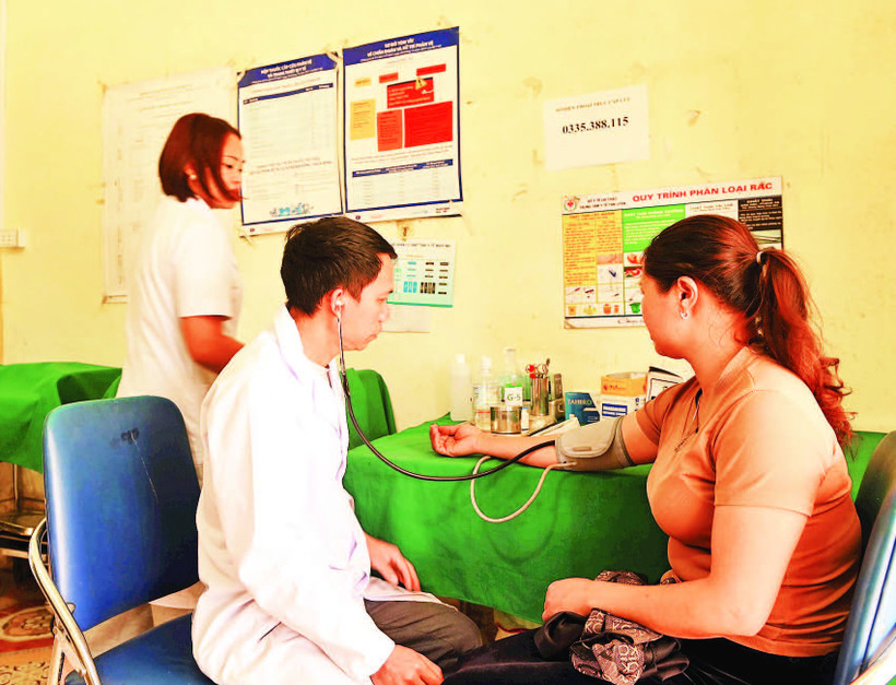 Người dân đến khám bệnh tại Trạm Y tế xã Pắc Ta.