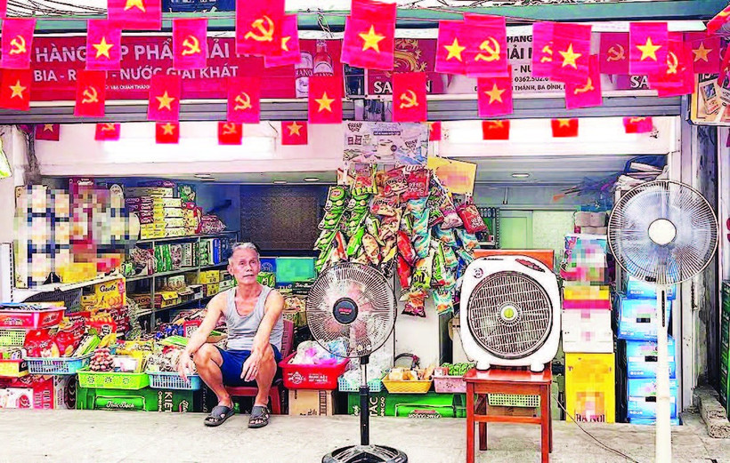 Ông Phạm Văn Hải đặt nhiều quạt điện trên hè để quạt mát cho các khối diễu binh, diễu hành tập kết trên phố Quán Thánh.