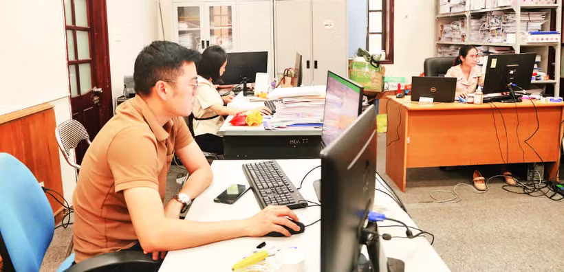 Các cán bộ từ Sở Tài chính, tỉnh Bắc Kạn (trước đây), đã ổn định chỗ làm việc tại trung tâm hành chính tỉnh Thái Nguyên mới. (Ảnh THU TRANG).