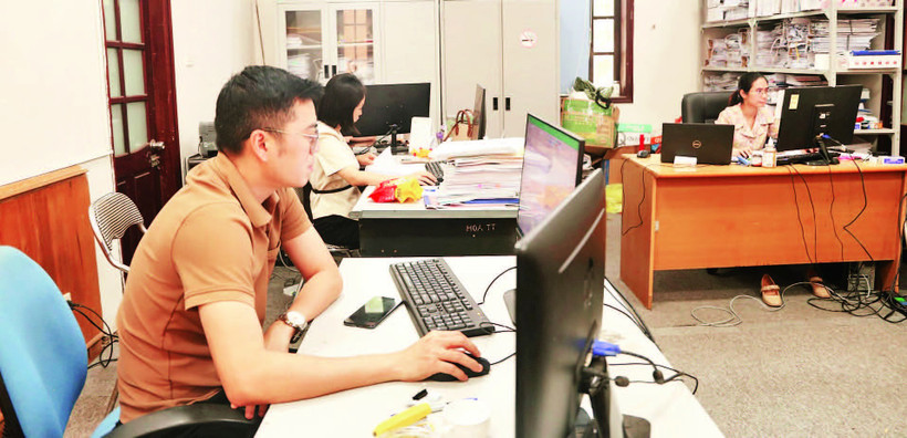 Các cán bộ từ Sở Tài chính, tỉnh Bắc Kạn (trước đây), đã ổn định chỗ làm việc tại trung tâm hành chính tỉnh Thái Nguyên mới. (Ảnh THU TRANG).