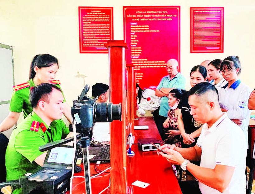 Công an phường Yên Bái hướng dẫn người dân đến làm căn cước công dân.