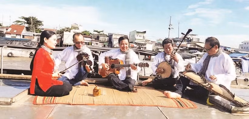 Các nghệ sĩ Nhà hát Tây Đô biểu diễn đờn ca tài tử trên chợ nổi Cái Răng.
