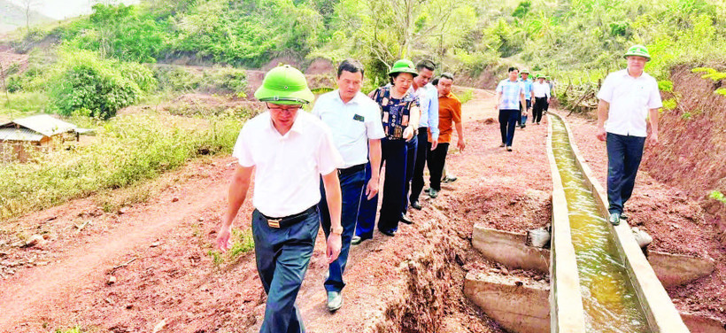 Lãnh đạo xã Na Sang kiểm tra thực địa quy hoạch sản xuất nông nghiệp trên địa bàn.