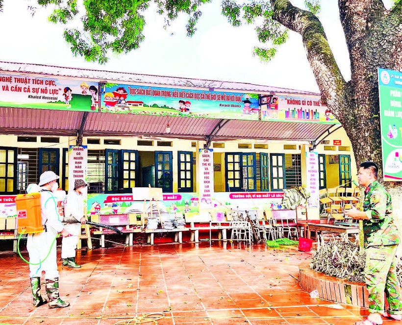 Cán bộ Trạm Y tế xã Kha Sơn, tỉnh Thái Nguyên phun hóa chất tiêu trùng, khử độc, bảo vệ môi trường sau lũ lụt do ảnh hưởng bão số 11.