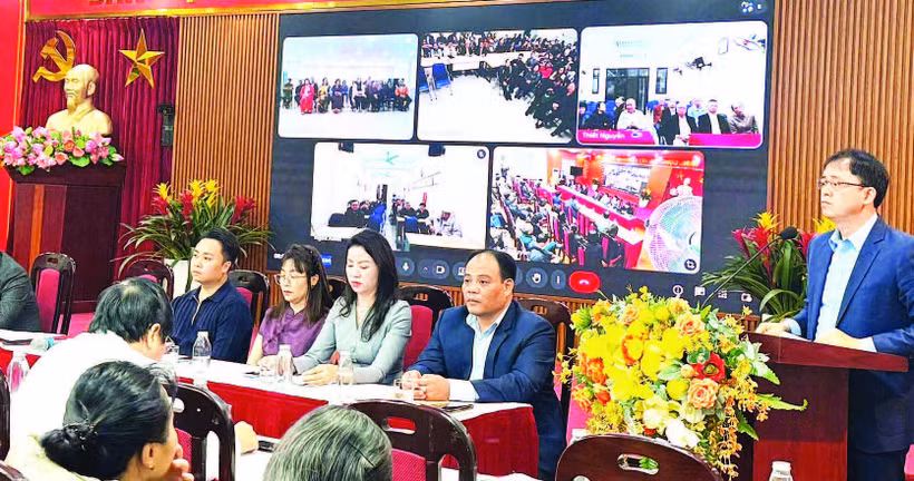 Các ứng viên đại biểu Hội đồng nhân dân phường Vĩnh Tuy nhiệm kỳ 2026-2031 thực hiện tiếp xúc cử tri, vận động bầu cử. (Ảnh ĐÌNH HIỆP)