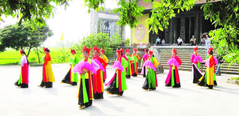 Múa Bát Dật tại lễ hội truyền thống đền Lộng Khê. (Ảnh NGUYỄN TƯƠI)