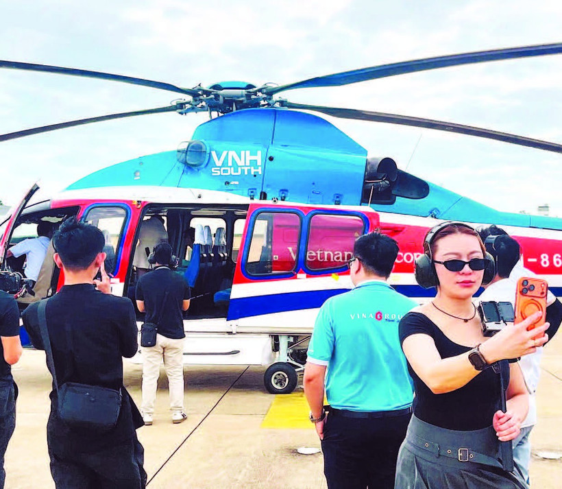 Tour du lịch bằng trực thăng thu hút nhiều sự quan tâm của du khách. (Ảnh VINAGROUP)