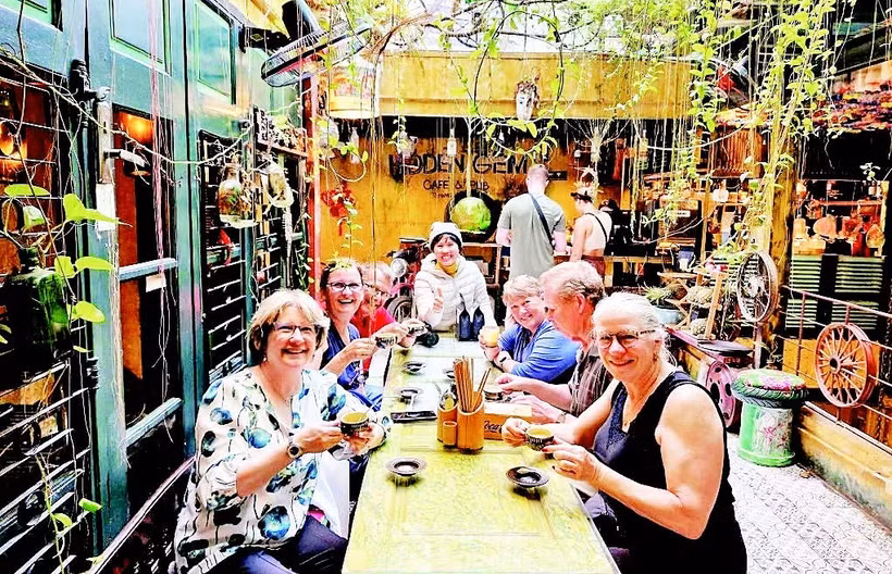 Du khách nước ngoài thích thú khi sử dụng các sản phẩm thân thiện với môi trường tại quán cà-phê Hidden Gem, Hà Nội.