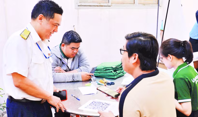 Đại diện Thuế Thành phố Hồ Chí Minh trực tiếp hướng dẫn hộ kinh doanh thực hiện kê khai thuế qua các ứng dụng điện tử.