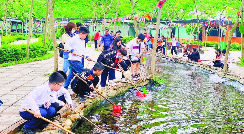 Học sinh tham gia các hoạt động trải nghiệm tại khu sinh thái Phù Đổng Green Park.