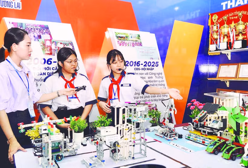 Học sinh Thành phố Hồ Chí Minh tham quan triển lãm “50 năm đổi mới giáo dục: Dấu ấn thời đại-Khát vọng tương lai” (Ảnh THẾ ANH)